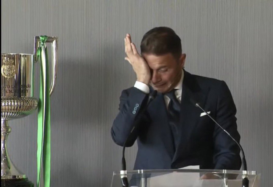 Es la rueda de prensa más emotiva que he visto en mi vida.

Cualquier bético que la esté viendo está llorando a lágrima viva.

Qué grande es Joaquín y qué orgullo poder sentir el Betis así.

No hay nada más bonito que ser del Real Betis Balompié.