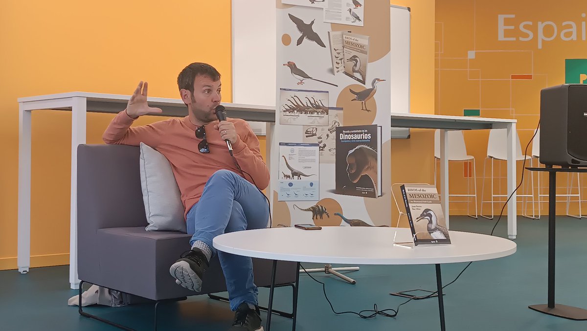 At the presentation of the book 'Birds of the Mesozoic' (@lynxedicions) by paleontologist @J_BenitoMoreno and ICP paleoillustrator @RocOlivePous at @bibliotequesUAB