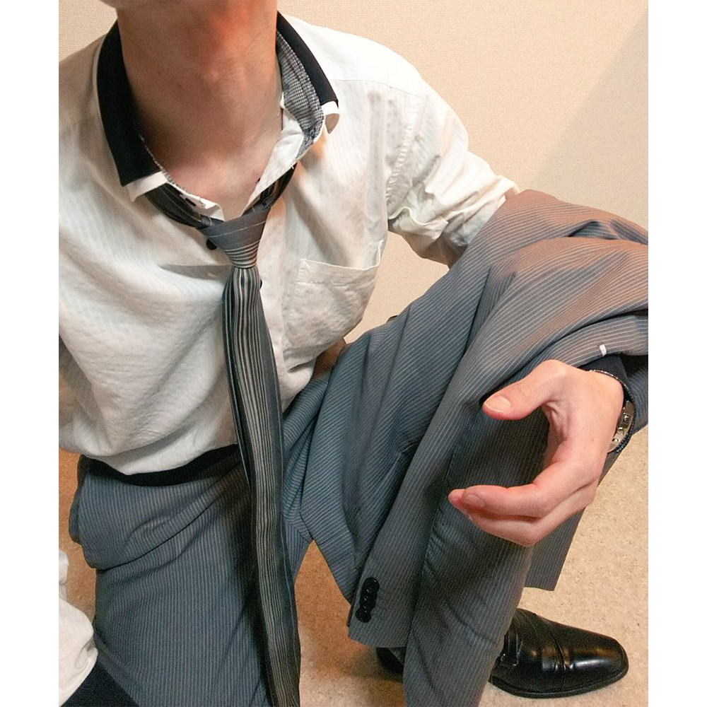 konomuraZ's tweet image. インスタ再掲第10弾。    
スーツで腕まくり。    

#そうだスーツ着よう 
#drawingreference