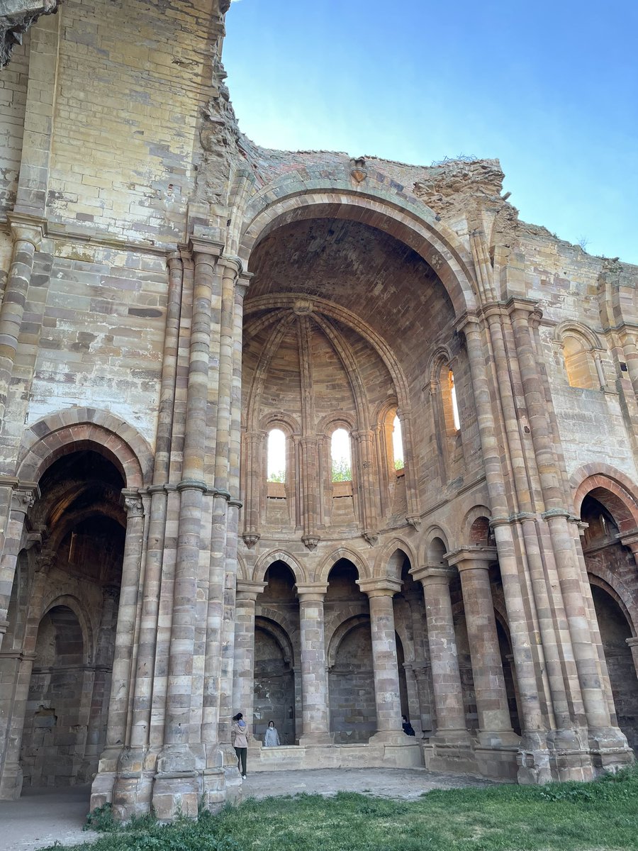 ¡Qué majestad la de aquella columnata de la girola que abre hoy al sol, al viento, y a las lluvias! ¡Qué encanto el de aquel ábside! ¡Y qué inmensa melancolía la de aquella nave tupida hoy de escombros sobre que brota la verde maleza!
Miguel de Unamuno
#DuraDouroEU