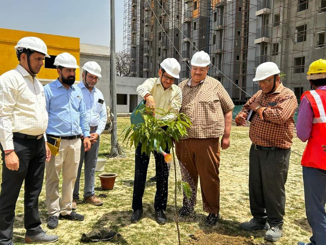 PMAYU_UP's tweet photo. Dr. Anil Kumar, Director of #UPSUDA, planted trees with the Programme Officer ,while visiting the #LightHouseProject Lucknow site with the Suda/Duda team of Lucknow. 
#PMAYUrban #PMAYUrbanUP #LighthouseProject #GHTC #HousingForAll #CompletingDreams #TransformingUrbanLandscape https://t.co/yDhffZnxzI