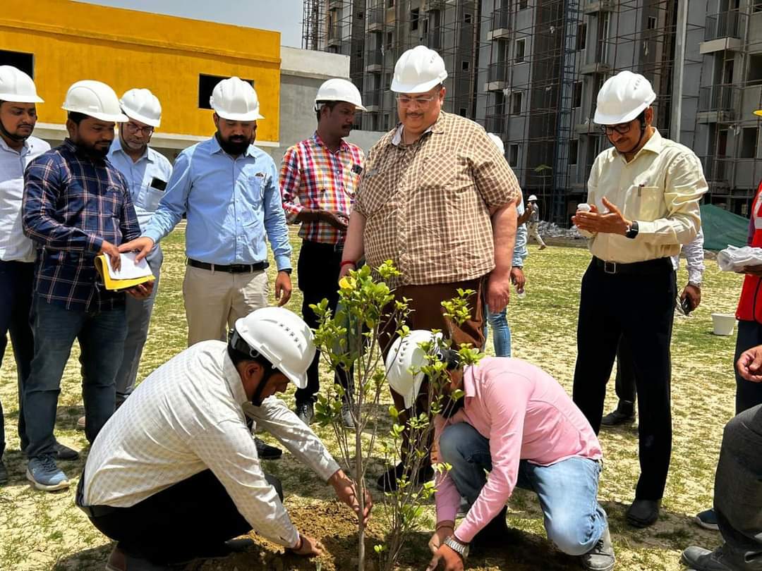 PMAYU_UP's tweet photo. Dr. Anil Kumar, Director of #UPSUDA, planted trees with the Programme Officer ,while visiting the #LightHouseProject Lucknow site with the Suda/Duda team of Lucknow. 
#PMAYUrban #PMAYUrbanUP #LighthouseProject #GHTC #HousingForAll #CompletingDreams #TransformingUrbanLandscape https://t.co/yDhffZnxzI