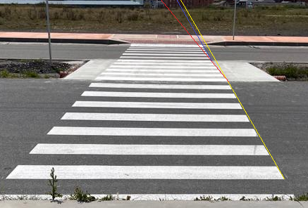 vaesc's tweet photo. @ArchivoVAR @_naxotellado Para los que trazan líneas alegremente sobre el campo para calcular el punto de fuga, un par de fotos explicativas (seguro que @_naxotellado lo entiende bien - los rectángulos del paso de peatones están perfectamente alineados... muy cerquita del Toralín, por cierto): https://t.co/LReeP5jnc9