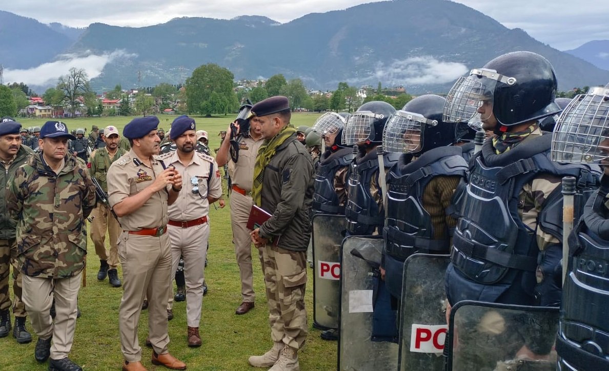 Ajay36471557's tweet image. To maintain the safety and security during the upcoming festival, #CISF along with CRPF &amp;amp;  J&amp;amp;K Police carried out extensive area domination through flag march at different locations @  Jammu and Kashmir.
#PROTECTIONandSECURITY