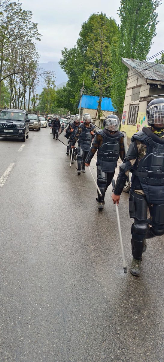 Ajay36471557's tweet image. To maintain the safety and security during the upcoming festival, #CISF along with CRPF &amp;amp;  J&amp;amp;K Police carried out extensive area domination through flag march at different locations @  Jammu and Kashmir.
#PROTECTIONandSECURITY