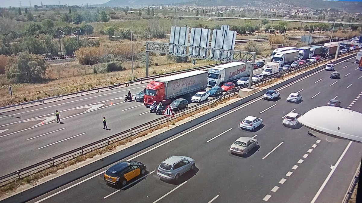 transit's tweet photo. ⚫ Tallada l'A-2 a Cornellà ➡ BCN per un incendi de vegetació proper a la via @bomberscat
treballant al lloc

🔴 Aturades entre Sant Joan Despí i Cornellà ➡ BCN

ℹ🔄 https://t.co/PuiIYnAVsP https://t.co/0Sk93aeroh
