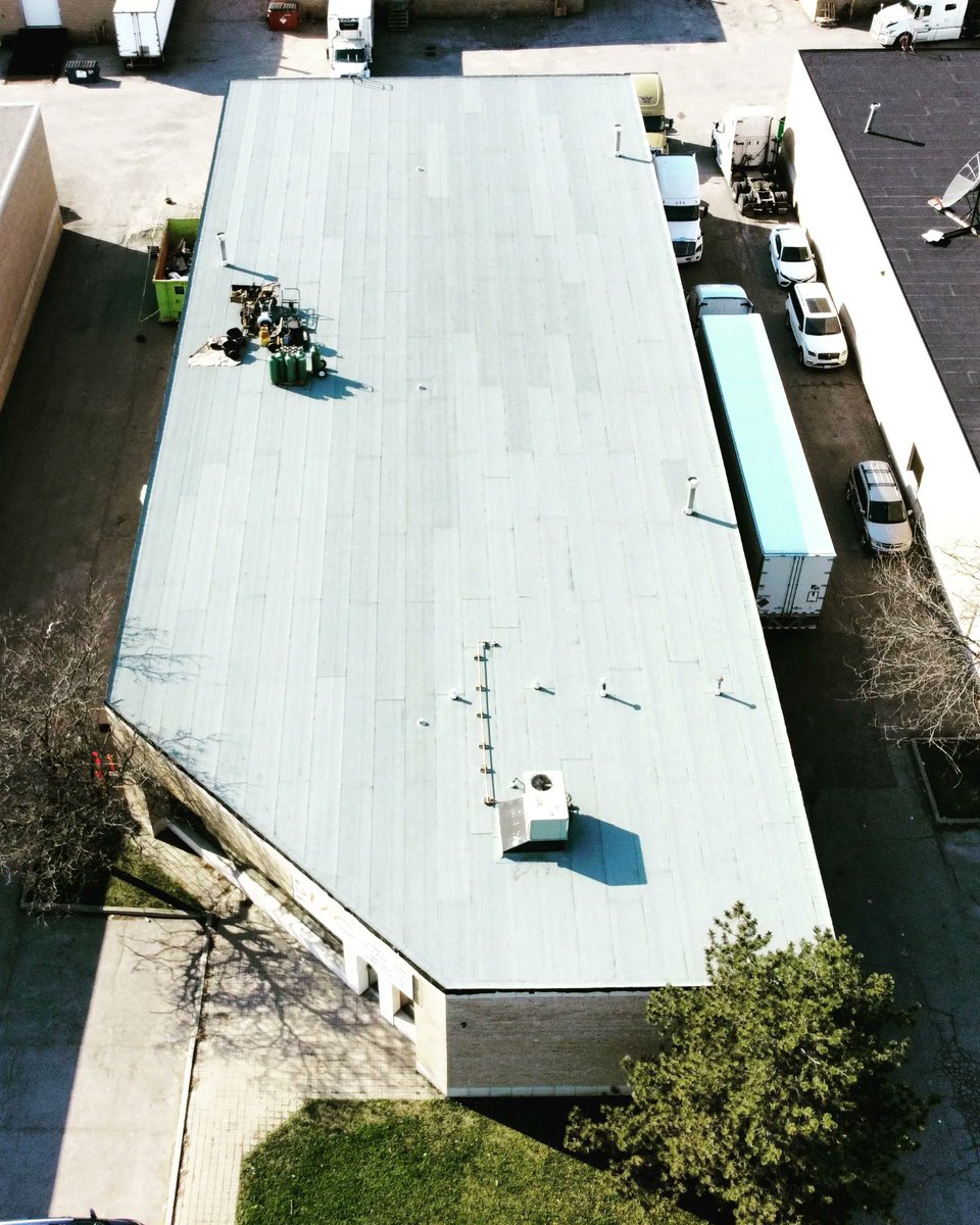 RoofcanToronto's tweet photo. Another completed roof and another satisfied customer. 
57th year in Roofing. 
Longevity, reliability, and trust.

#roofing #flatroofingtoronto #pmspringfest #propertymanagement #Torontoconstruction https://t.co/ujxjuC56gY