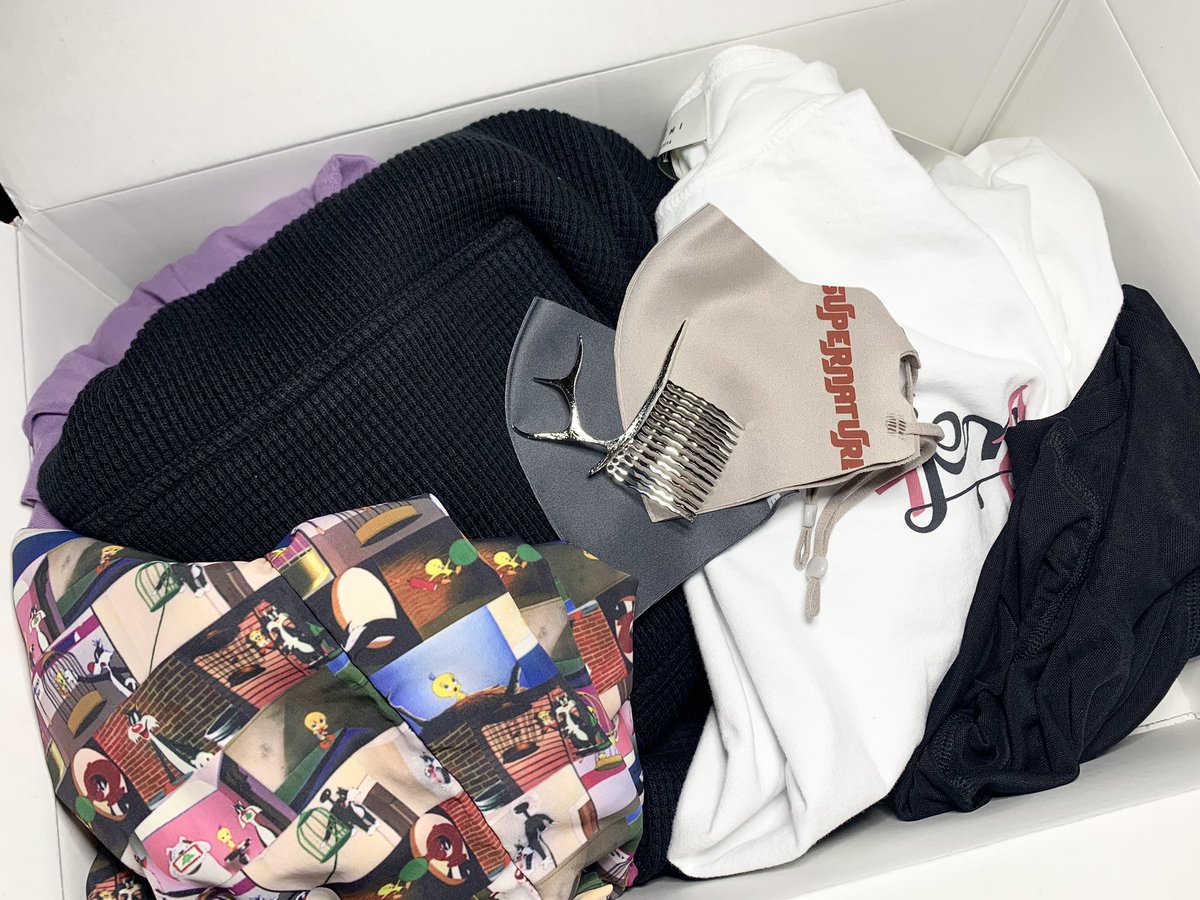 __yeme's tweet photo. Juemi2023SS BOXきた〜🌙
✔︎マスク2枚
✔︎ヘアアクセ
✔︎限定ロンT
✔︎シースルートップス
✔︎ワッフルフーディー
✔︎半袖ミニワンピ
✔︎ルーニーテューンズコラボパンツ
鹿角のアクセ欲しかったからうれし〜
ルーニーテューンズは誰か着こなしを教えて欲しいです笑😂
#juemi https://t.co/5hR0JmWhGE