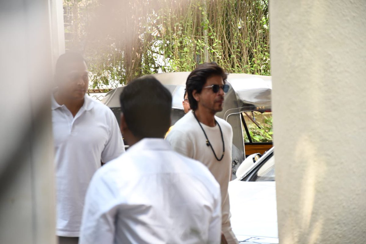 SRKCFC♔♡™ on Twitter "Pics iamsrk and AryanKhan arrive at Pamela