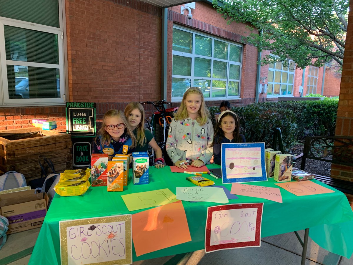 PandaLitCoach's tweet photo. πat our @parksideaps Girl Scout Troop selling cookies πͺearly this morning. We love supporting our Pandas πΌ #PandaCommUNITY ππΌπ https://t.co/yMhTBT0t0H