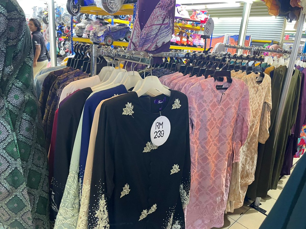 MC1102E's tweet photo. Online sales of Raya clothes have an impact on sales at physical Raya clothing stores. 

[THREAD]

By: Nur Azra Fazeera binti A Rahman
Student ID: 2022610038

#COM201 #N5MC1102E #RayaAidilfitri2023 #RayaClothesSales2023 https://t.co/R2oy34jYla