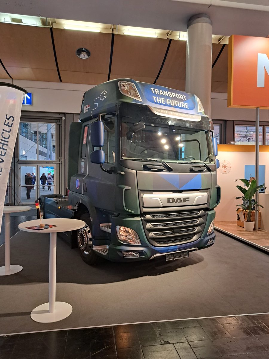 CleantechblogNL's tweet photo. Een electrische vrachtwagen van DAF op de stand van Holland. Helaas hebben we er geen specificaties van, daar gaan we nog achteraan. #cleantech #e-mobilty https://t.co/rMpzRm1kJn