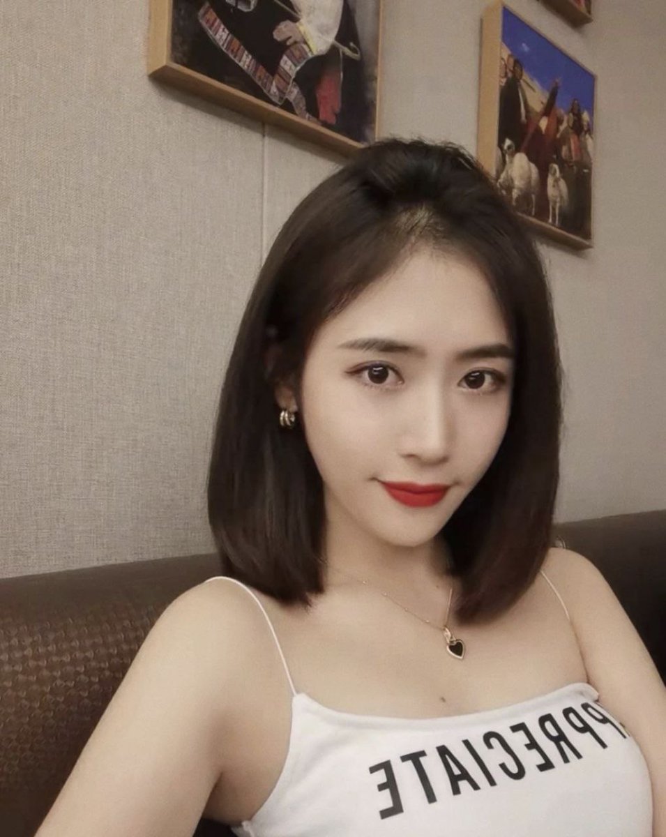 fame8680's tweet photo. 请问还有什么拍照姿势，我只有剪刀手😆 https://t.co/omsTKjS0Nx
