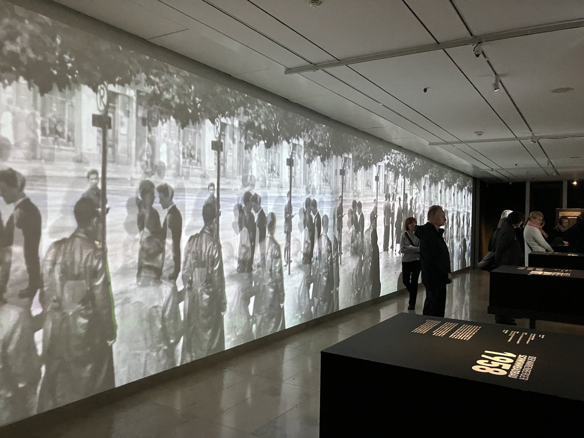 Betzebauer's tweet photo. Gestern zur Ausstellungseröffnung "Der bewahrte Blick" an der @SLUBdresden. Absolut sehenswert! 

Mehr zur Ausstellung und Zugang zum ausführlichen Onlinekatalog:
https://t.co/N5uyt9Jg3R

#culturalheritage #kulturerbe #filmerbe #averbe https://t.co/ufiRprp1GL