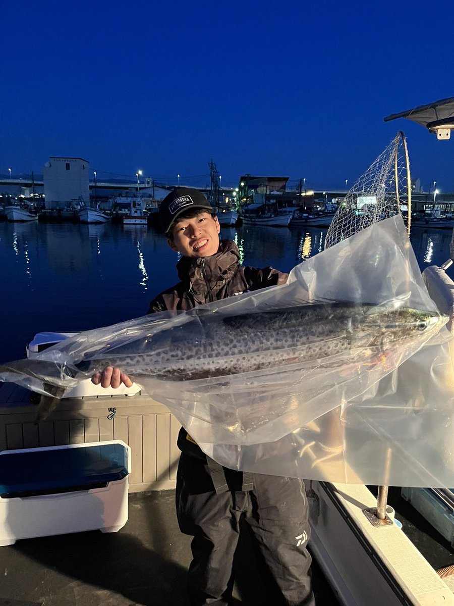 fishing10910141's tweet photo. こないだお邪魔した遊漁船にてでっけぇの釣れました‼️

海楽しい！ https://t.co/1ybrrLkGQo