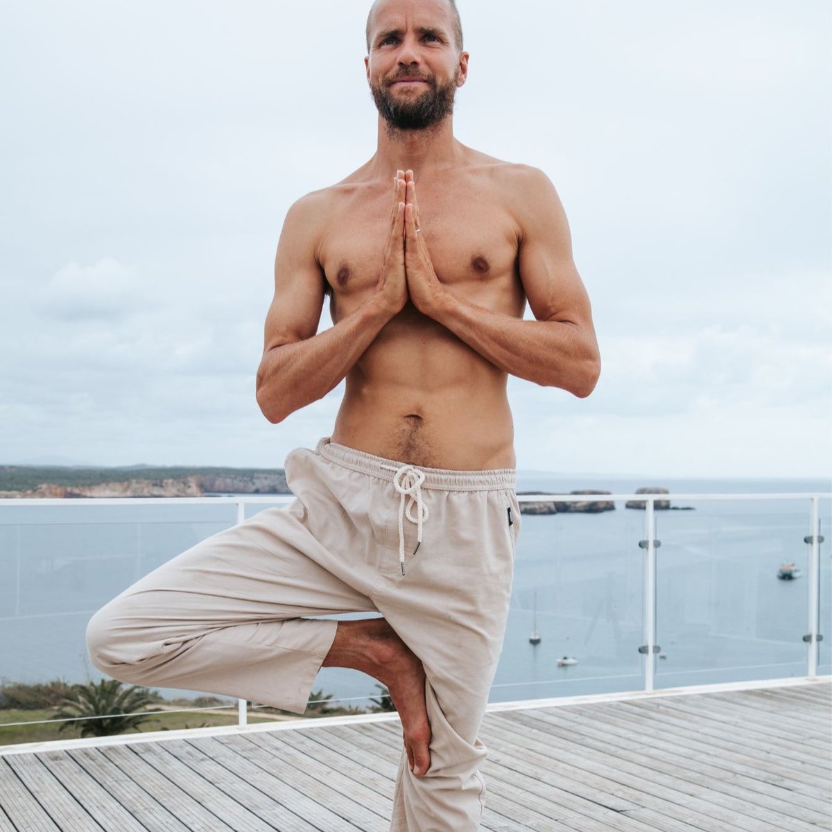 🌿 Grounding is an essential practice that enables us to connect with the earth and find inner peace. By grounding ourselves, we can release negative emotions, reduce stress, and improve our overall well-being. 🌿