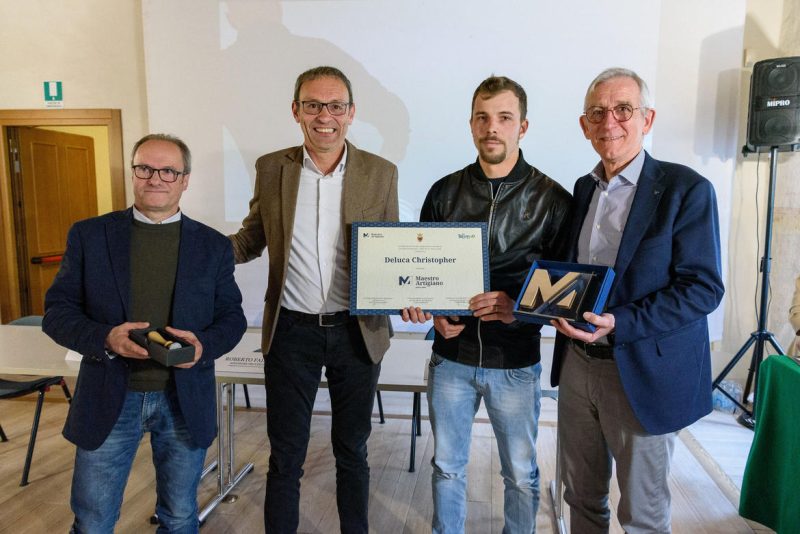 LavisioBlog's tweet photo. Braito e Deluca, 2 nuovi Maestri artigiani pittori edili - L'Avisio Blog
https://t.co/rQX6FfGuPB https://t.co/lXVWButGRw