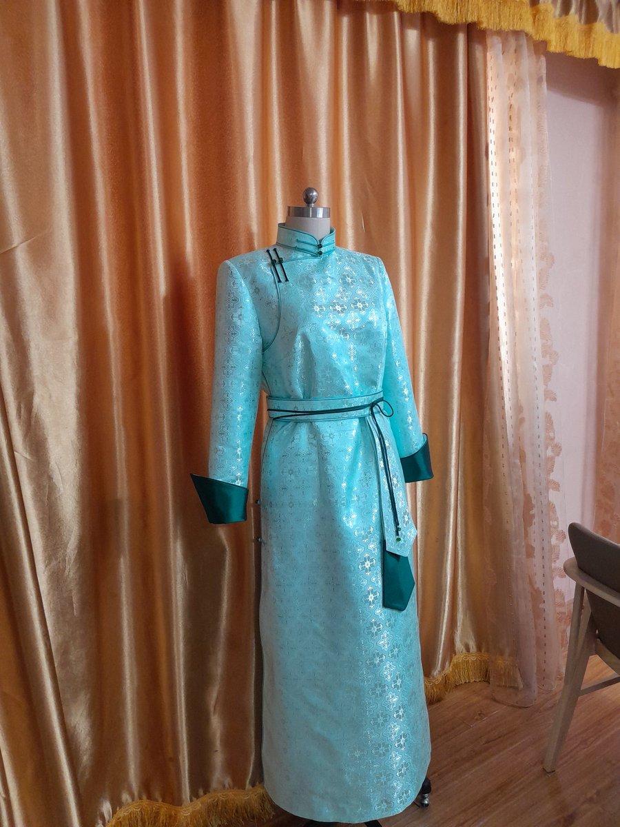 Энгийн Монгол дээл л хоцрогдохгүй төгс.