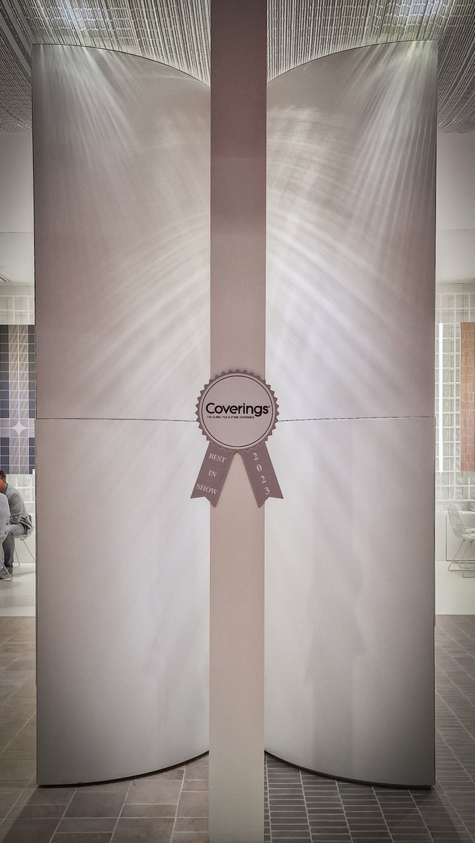 ASCER_comunica's tweet image. 🏅¡Enhorabuena #WOWdesign ! 

Ganadores del premio #BestinShow al mejor stand en @Coverings por su diseño, creatividad, exposición de producto y su cuidada puesta en escena.

#wearetileofspain #tileofspainatcoverings #coverings2023 #tileofspain