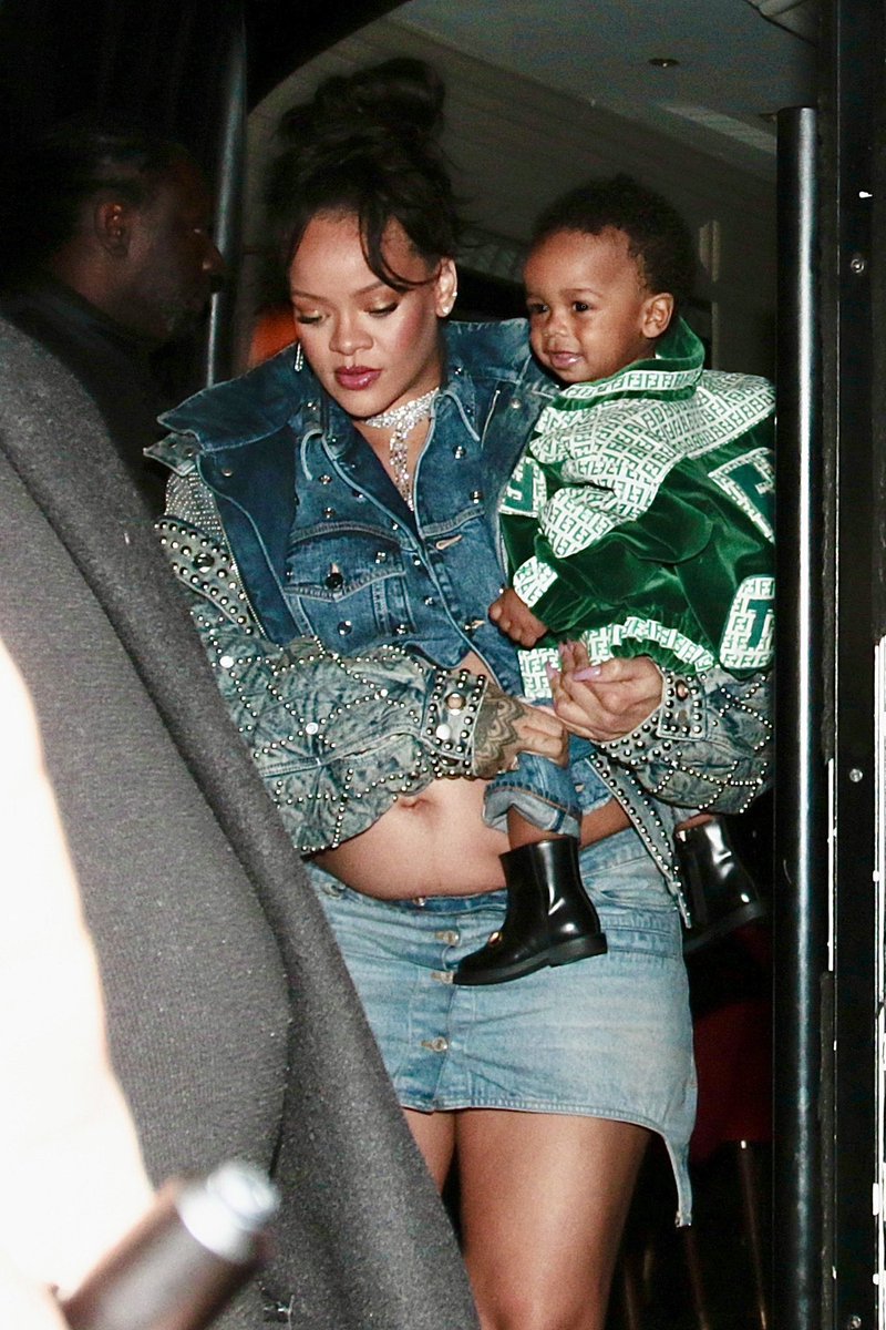 RihannaSquare's tweet photo. Rihanna et son fils ont été aperçus à la sortie du César à Paris ! 🥰 https://t.co/WVsxWL6dve