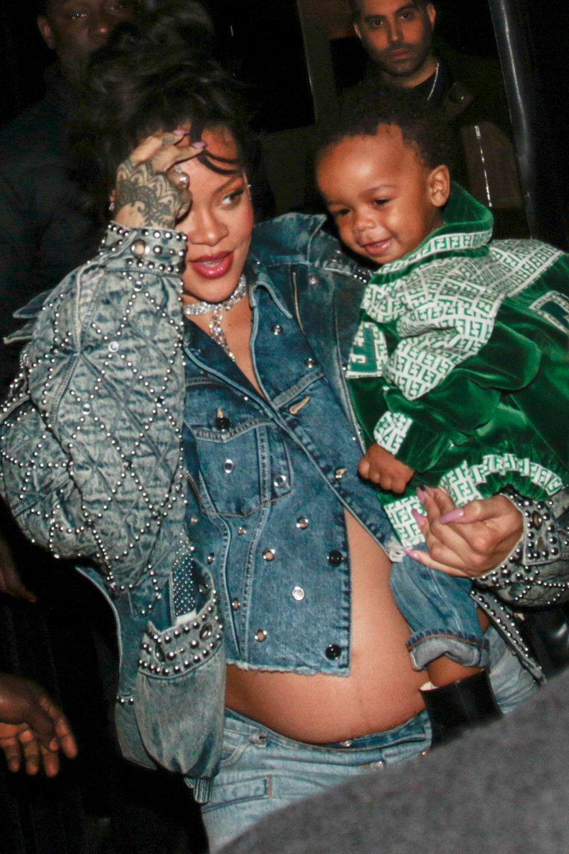 RihannaSquare's tweet photo. Rihanna et son fils ont été aperçus à la sortie du César à Paris ! 🥰 https://t.co/WVsxWL6dve