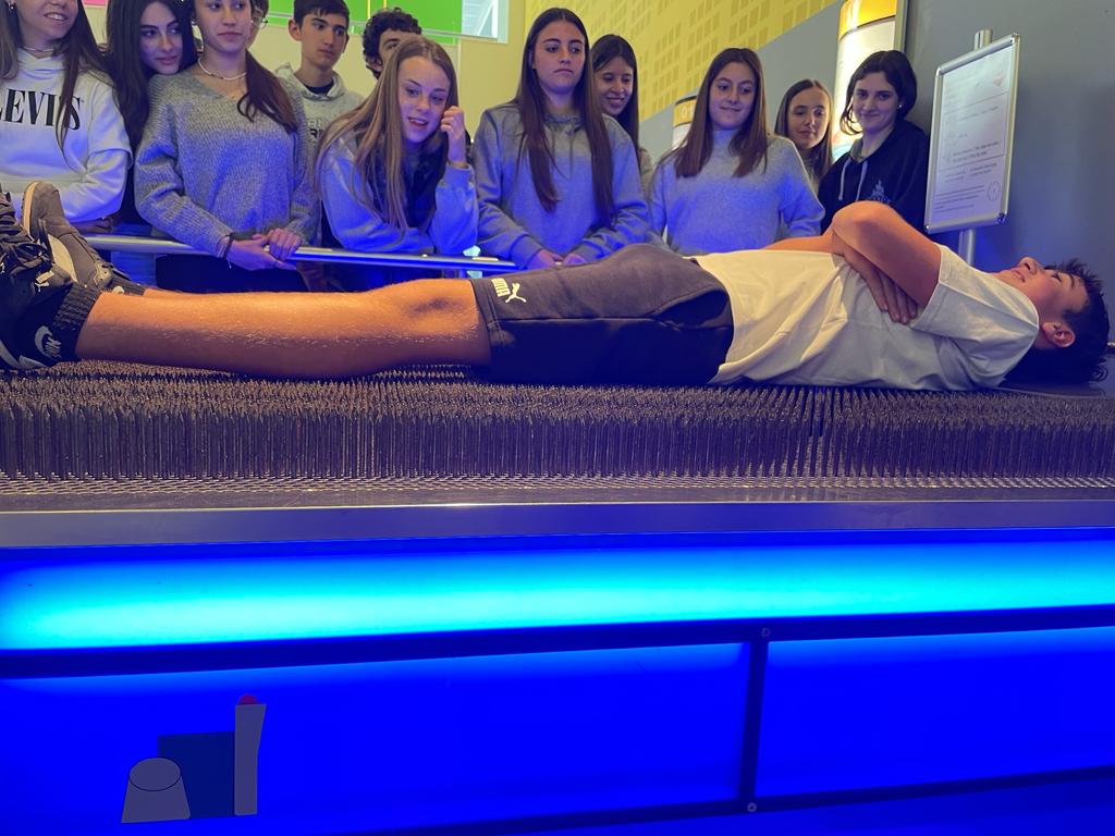 IesPintor's tweet photo. Los alumnos de 3°ESO del @IesPintor fueron a pasar el día a San Sebastián. Estuvieron visitando el Museo de Ciencias 🫀💡🪞y después pudieron disfrutar del día ☀️ en la playa y en la ciudad. Que pena da tener que volver a casa..." https://t.co/ip6v9Nef7D