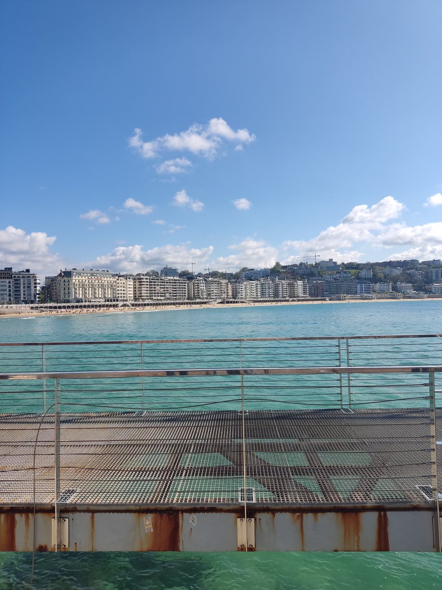 IesPintor's tweet photo. Los alumnos de 3°ESO del @IesPintor fueron a pasar el día a San Sebastián. Estuvieron visitando el Museo de Ciencias 🫀💡🪞y después pudieron disfrutar del día ☀️ en la playa y en la ciudad. Que pena da tener que volver a casa..." https://t.co/ip6v9Nef7D