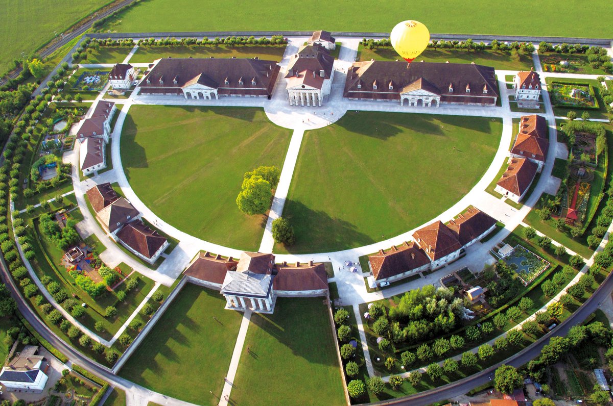 wb_france's tweet photo. #Culture #Patrimoine 🇧🇪🇫🇷 | La plus grande exposition de l'artiste #wallon🇧🇪 Folon🧑‍🎨🎨  jamais montée à l’étranger se tient du 5 mai au 5 novembre 2023 à la Saline royale d’Arc-et-Senans🇫🇷. 
L'occasion aussi de découvrir ce Patrimoine mondial Unesco🇺🇳  

▶️https://t.co/k78LBSt1Zn https://t.co/shsdes8cdN