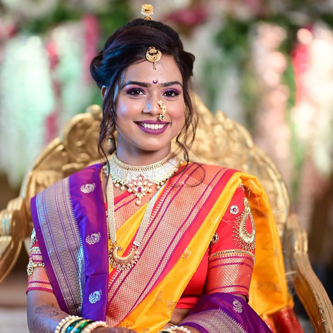 Graceful Elegance 😍: Enhancing the Beauty of a Marathi Bride with Traditional Makeup ❤

MUA : @glamupbysonali

#marathilook #marathimakeup #marathimakeuplook #marathibride #marathibridelook #maharashtrianlook #maharashtrianmakeup #maharashtrianbride #maharashtrianmakeuplook