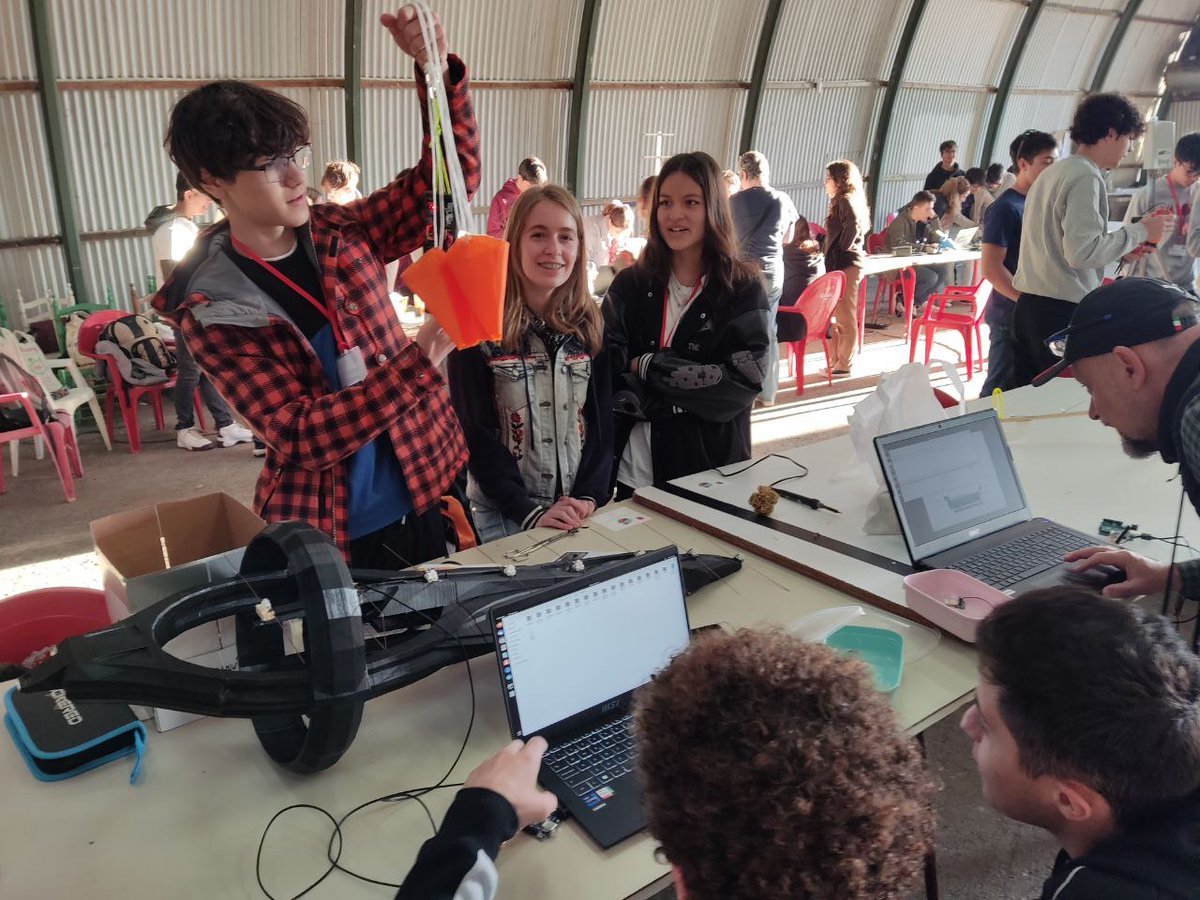 europa_ies's tweet photo. Haciendo comprobaciones del equipo de vuelo y el equipo de Tierra. #spaceMonkey @CanSatSP @EseroSp  @educacmadrid https://t.co/QYdIlEiTHP