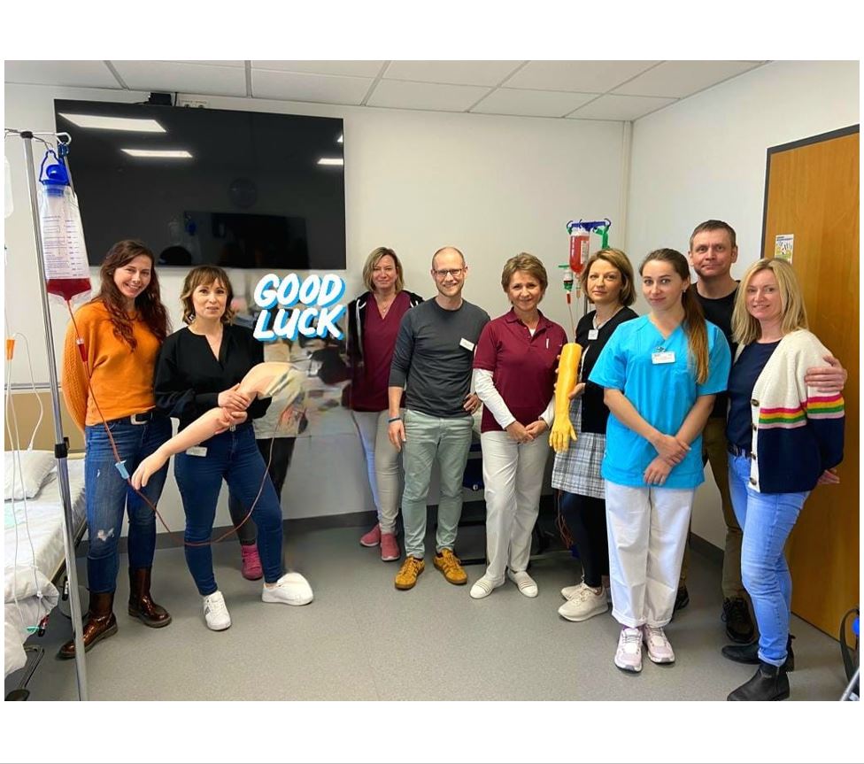 Elblandkliniken's tweet image. In den vergangenen Tagen konnten die Kolleginnen und Kollegen an allen drei Klinikstandorten an einem internen #Workshop der #ELBLANDKLINIKEN zur Anlage einer peripheren Venenverweilkanüle (#PVK) teilnehmen, zuletzt im #ELBLANDKLINIKUM #Radebeul. Der Workshop kam sehr gut an.🙂💚