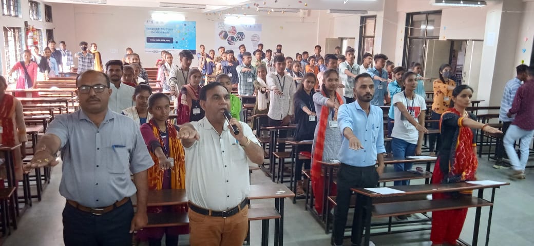 PrantBayad's tweet photo. આજે બાયડ આર્ટ્સ કોલેજ ખાતે મતદાર જાગૃતિ કાર્યક્રમ અંતર્ગત વિધાર્થીઓને મતદાર તરીકે નોંધણી કરાવા માટેના ફોર્મ્સની માહિતી આપવામાં આવી અને NSS ના કેડેટ દ્વારા રંગોળી બનાવવામાં આવી. @CEOGujarat @CollectorArvali @DeoArvalli @AravalliGog @MamBayad @ModasaCity @EroBayad https://t.co/n28x5pL0Vv