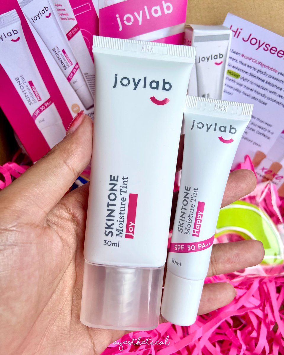 ayesthetical's tweet photo. Aaaaaakkk senang sekali dapet #unFOURgetable Birthday box ini dari @JoylabBeauty 😍💗✨ 

Selalu eyeing produk-produk Joylab &amp; akhir-akhir ini juga lebih suka "no makeup" looks eh match sama Skintone Moisture Tint punya Joylab ini🥹

(cookiesnya enaa😋) #JoySparksBeauty https://t.co/lgegO2EBgH
