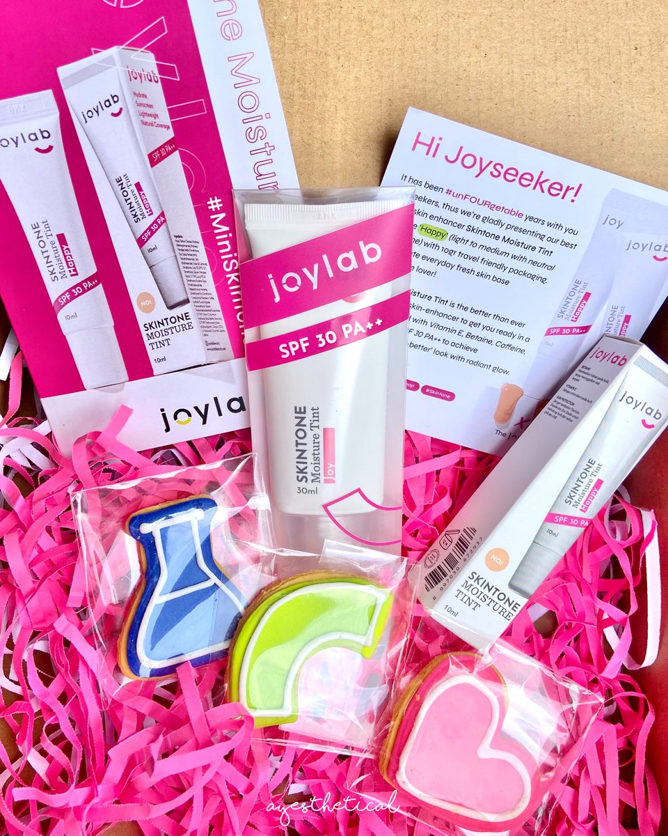 ayesthetical's tweet photo. Aaaaaakkk senang sekali dapet #unFOURgetable Birthday box ini dari @JoylabBeauty 😍💗✨ 

Selalu eyeing produk-produk Joylab &amp; akhir-akhir ini juga lebih suka "no makeup" looks eh match sama Skintone Moisture Tint punya Joylab ini🥹

(cookiesnya enaa😋) #JoySparksBeauty https://t.co/lgegO2EBgH
