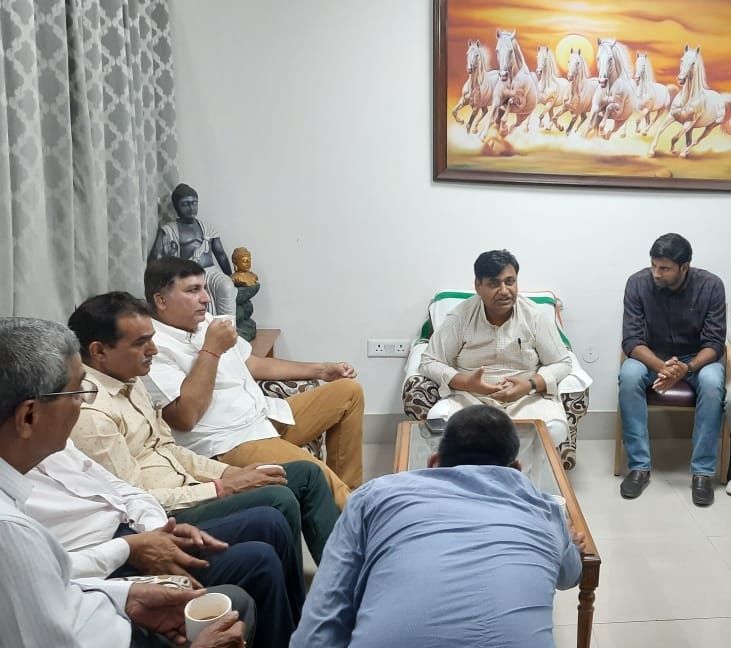 ObcOfRajasthan's tweet photo. आज OBC आरक्षण  Shadow Post प्रक्रियाधीन भर्तियों वार्ता के अगले क्रम मैं जननायक @Barmer_Harish जी एवं OBC आरक्षण संघर्ष समिति की PCC अध्यक्ष @GovindDotasra जी से सकारात्मक गहन मंथन रहा! 
उम्मीद है कांग्रेस सरकार OBC हित में जल्दी न्याय करेगी!
@YogeshYadav_1 
@rajendra_barmer https://t.co/REHKrAWH4K