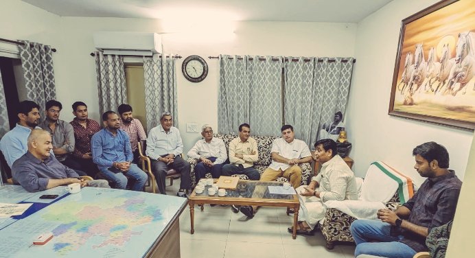 ObcOfRajasthan's tweet photo. आज OBC आरक्षण  Shadow Post प्रक्रियाधीन भर्तियों वार्ता के अगले क्रम मैं जननायक @Barmer_Harish जी एवं OBC आरक्षण संघर्ष समिति की PCC अध्यक्ष @GovindDotasra जी से सकारात्मक गहन मंथन रहा! 
उम्मीद है कांग्रेस सरकार OBC हित में जल्दी न्याय करेगी!
@YogeshYadav_1 
@rajendra_barmer https://t.co/REHKrAWH4K