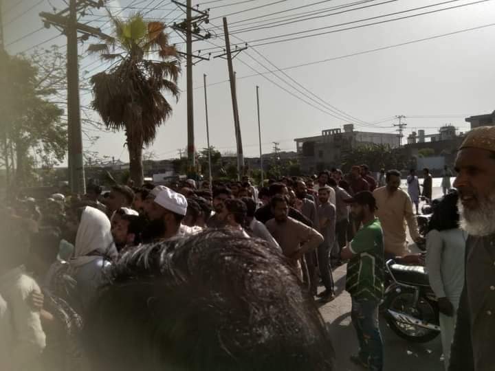 Master Tiles owner Sheikh Mehmood had spent nearly 200 crores on his daughter's wedding in 2020. The same Sheikh has not paid 4000 workers their hard earned money in the last 4 months. 4000 workers' daughters and sons won't even have 200 rupees to spend on this Eid. Raise Voice!