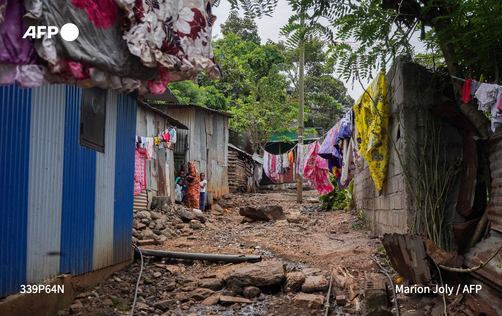 🎧 A Mayotte, 40.000 personnes vivent dans des bidonvilles. Face à la pression migratoire, le gouvernement s’apprête à lancer une opération policière d’une ampleur inédite pour démanteler ces habitats informels et expulser les sans-papiers. #podcast #AFP smartlink.ausha.co/afpaudio-surle…