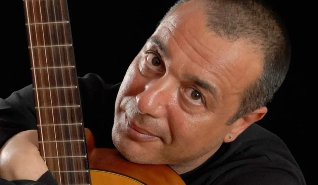 VoceSecond's tweet image. "Mi ricordo di quella sera a primavera
Tuo fratello era appena asciuto da galera
Mi aspettavi all'uscita di Secondigliano
Io scennetti dall'auto e ti presi per la mano"

Un nostro piccolo omaggio al compianto Federico Salvatore con alcuni passi del suo brano "A E I O U".