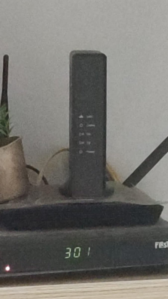 esereles's tweet photo. Sore, mau tanya kenapa ini ya min @FirstMediaCares ? Colokan sdh sy coba cabut dan pasang lagi. Alatnya rusak ya? https://t.co/Pk56IHByks