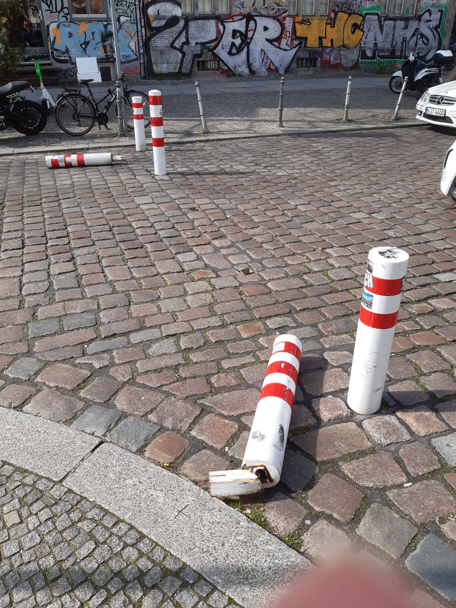 Während die halbe Republik sich über #Klimaproteste aufregt, gibt es allerorten unbemerkt von der Öffentlichkeit massivere Formen der Gewalt gegen #Fußgängerzone n, #Spielstraße n, #Kiezblock s etc, hier #LausitzerPlatz in #Berlin Kreuzberg.