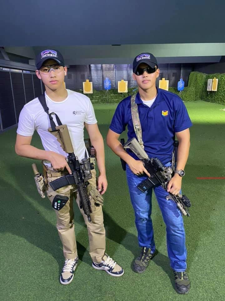 mamachang1212's tweet photo. ชีวิตฆาตกร โดนสปอยตั้งแต่เด็กจากพ่อแม่อยู่แล้ว ได้เป็น VVIP ทุกงาน ตอนเด็กเรียนสาธิตเกษตร แล้วไปเรียนต่อต่างประเทศที่นิวซิแลนด์จนจบ ม.3 แต่จบม.5 ที่เซนต์คาเบรียล แล้วมาสอบติดเตรียมทหาร ก่อนสะสมปืนเคยสะสมรองเท้าราคาแรง ๆ  มาก่อน #จีจี้สุพิชชา #เรื่องของจี้ https://t.co/aiehrT7Mpi