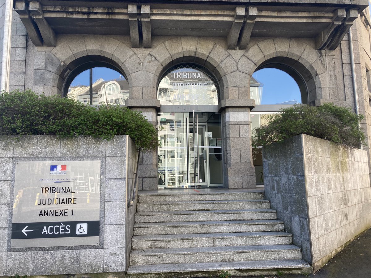 maylenF3's tweet image. #crêperiedupêcheur #Erquy c’est ce matin que se tient l’audience opposant les propriétaires de la crêperie au voisin de l’établissement qui se plaint du bruit et de l’odeur du restaurant