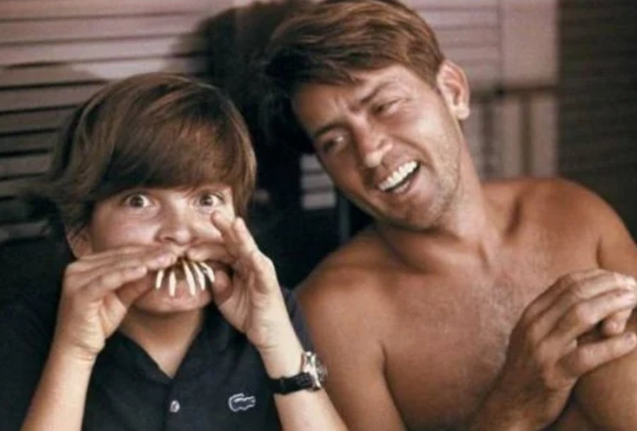 ATRightMovies's tweet photo. Martin and Charlie Sheen on the set of APOCALYPSE NOW (1979). https://t.co/fdnYx2QnnV