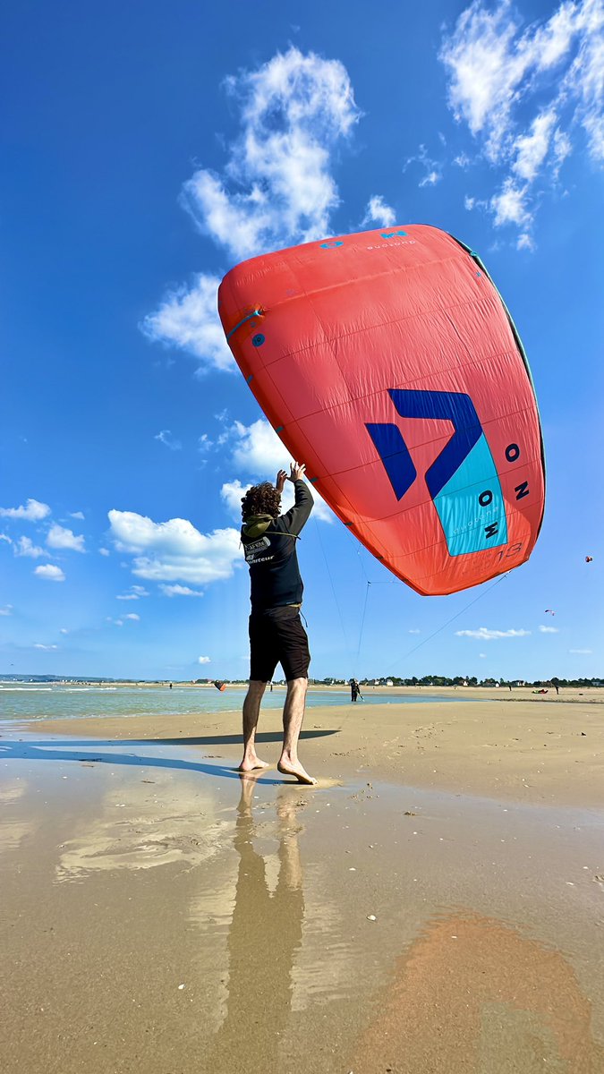 KiteRevolution's tweet photo. ☀️🏄‍♂️ Début d’une belle journée de #kitesurf à @MervilleFrPlage 

Es-tu en forme pour la plus belle session de la semaine ? 

👉🏻 15 noeuds Nord-Est ce matin 
👉🏻 25 noeuds Nord-Est cet après-midi

📸 @antoinesnts #Normandie #Calvados #Kite #JeudiPhoto #kiteboarding https://t.co/j4zKWHveev