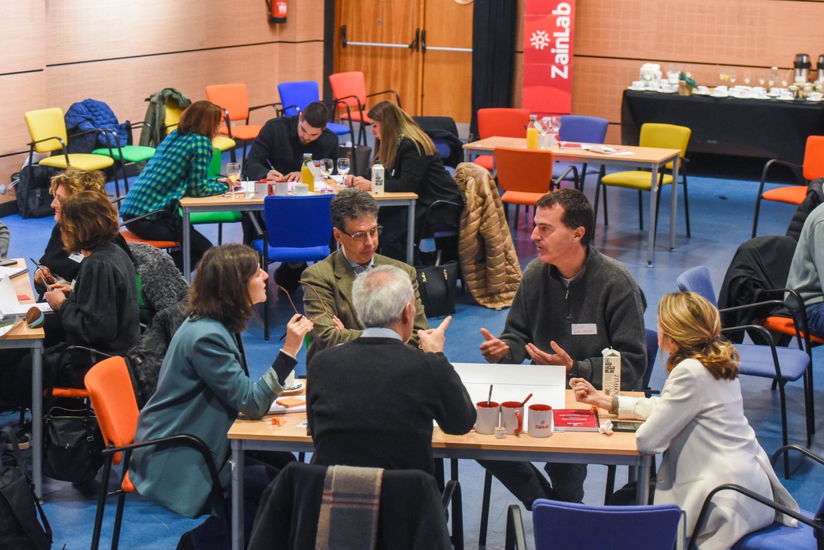 grupo_ssi's tweet photo. Las personas tenemos mayor esperanza de vida y queremos vivir en nuestro domicilio. 

💠 #GrupoSSI con @LanDpto trabajan en la #profesionalización de los cuidados a través de planes formativos y de #formacióncontinua.

#ZainLab #empleabilidad #SSILana #SSIMet https://t.co/AijhdJpAXm