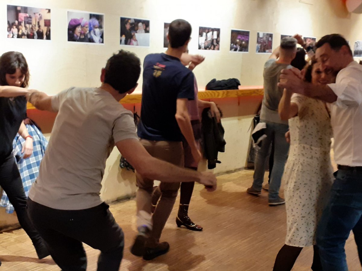 bilbon_euskaraz's tweet photo. 💃DANTZA SWING💃
Hileko laugarren larunbateko klandestinoa, apirilak 22, Swing Side Bilbao elkartearekin Dantza Swing-a egiteko aukera paregabea egongo da Biran.
👉Dantza Swing-a 12:30 am - 3:00 pm.
ℹ Sarrera librea
#BiraBilbo #Swinga #BilbonEuskaraz https://t.co/HokAnrlU9N
