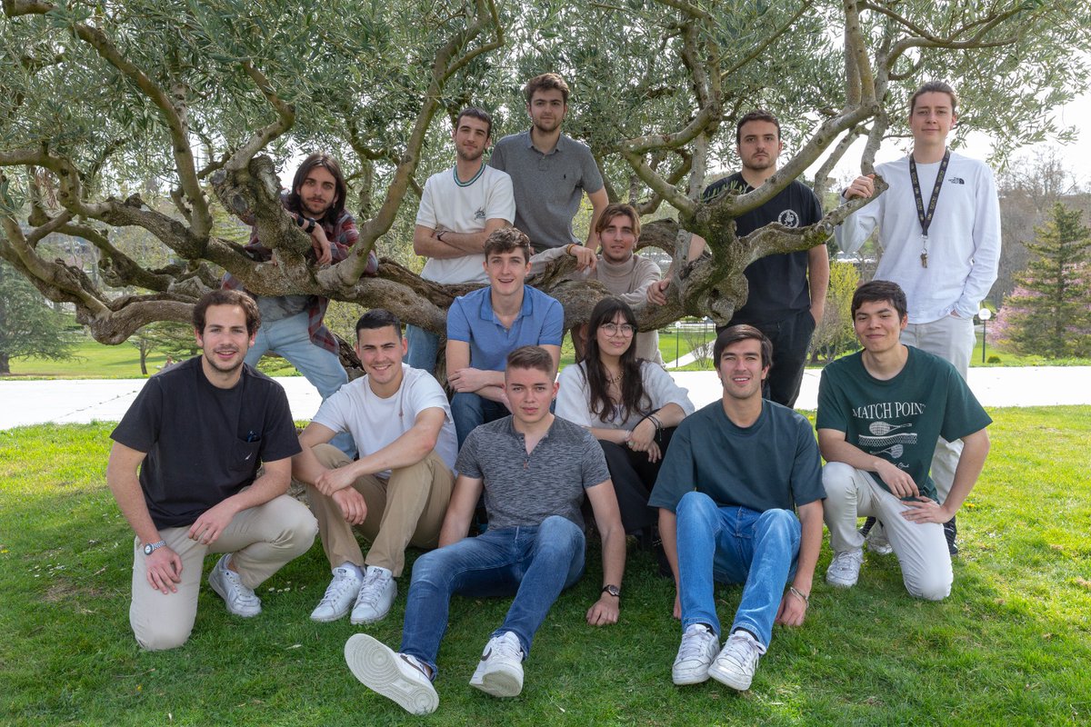 ¿Sabes quién está detrás de Plexo?
1⃣3⃣ Casi graduados en Periodismo con ganas de contar buenas historias de una forma distinta.
📷 Os dejamos la foto de grupo.