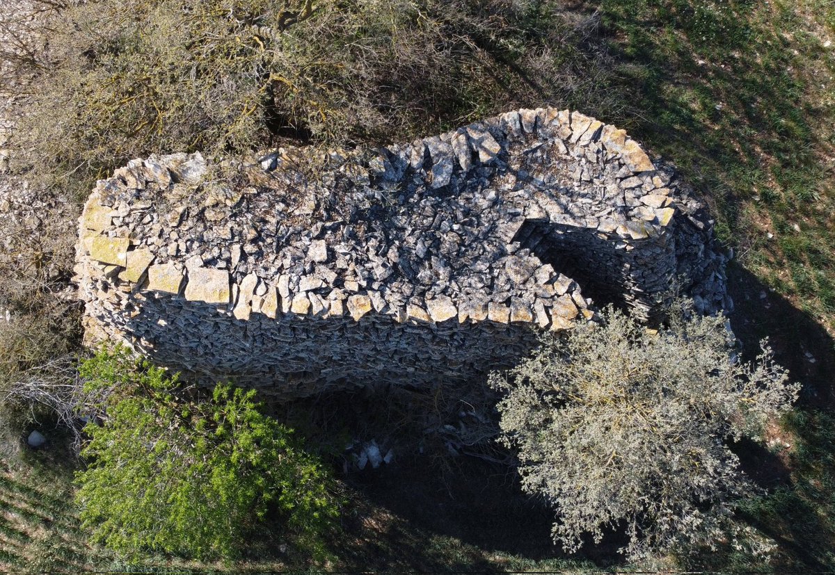 Interessant cúmul de pedres, amb graonada per accedir a la part superior. Segurament com a resultat del despedregament del tros del costat.
#SikarraNoLimits <a href="/segarrejant/">segarrejant</a>