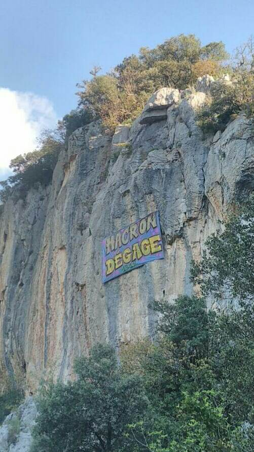 Les gendarmes vont avoir du mal à l'enlever, celle-ci. #Ganges #Hérault #CasseroleOlympique #MacronChallenge
